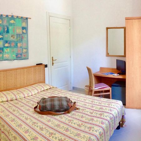 Hotel Villa Fiorisella Marina di Massa Bagian luar foto