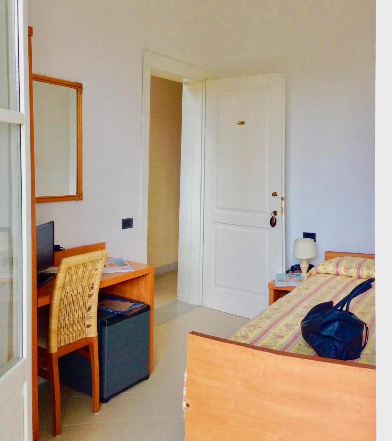 Hotel Villa Fiorisella Marina di Massa Bagian luar foto