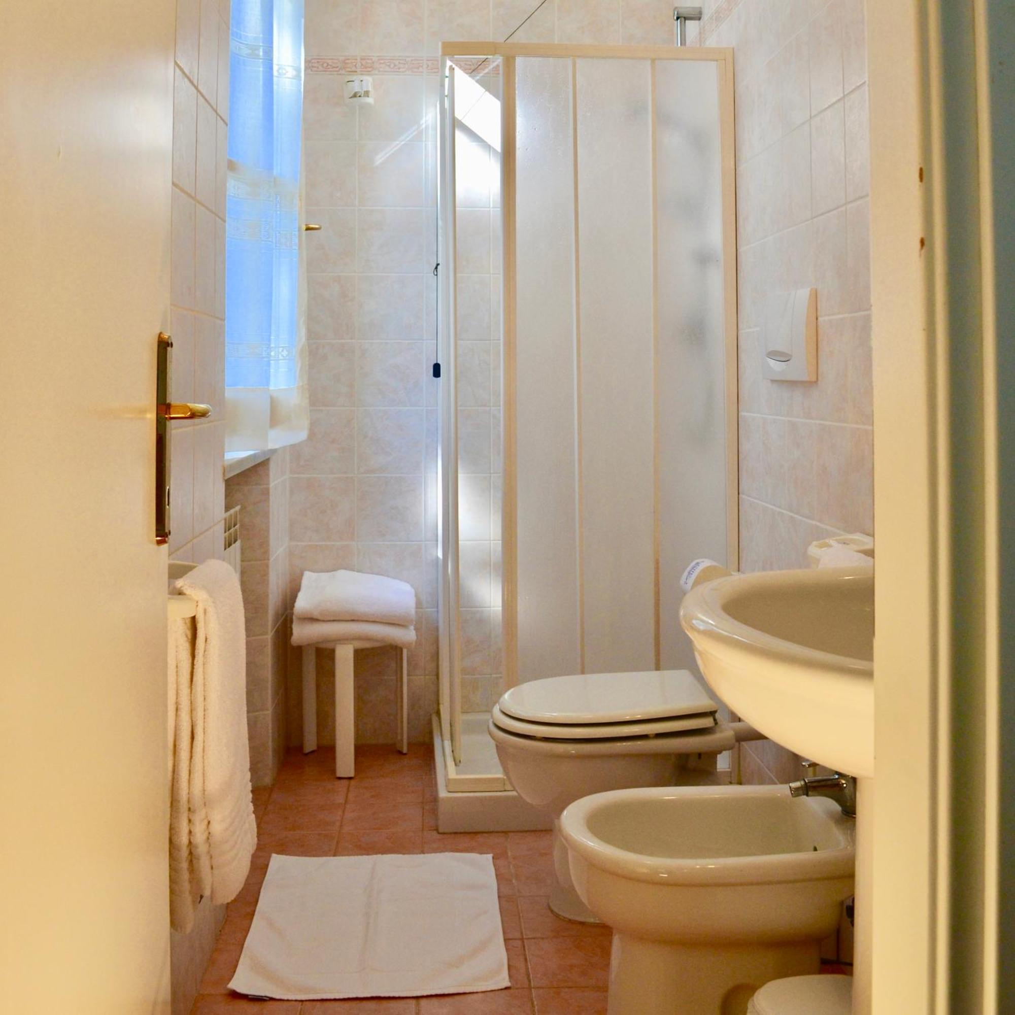 Hotel Villa Fiorisella Marina di Massa Bagian luar foto