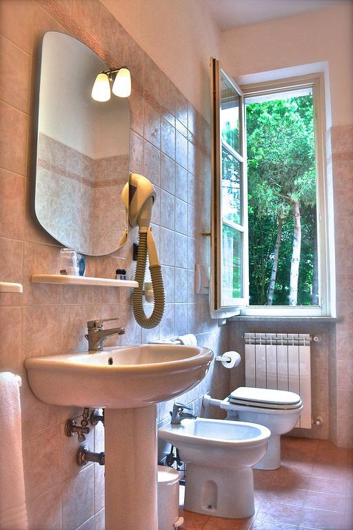 Hotel Villa Fiorisella Marina di Massa Bagian luar foto