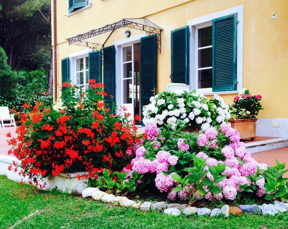 Hotel Villa Fiorisella Marina di Massa Bagian luar foto