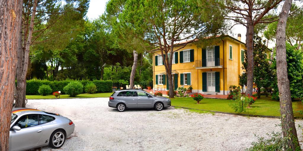 Hotel Villa Fiorisella Marina di Massa Bagian luar foto