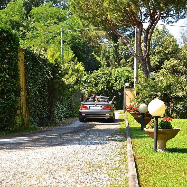 Hotel Villa Fiorisella Marina di Massa Bagian luar foto