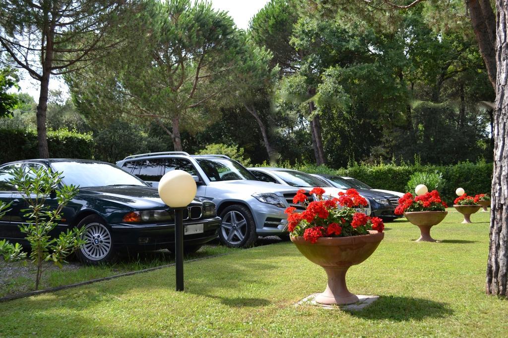 Hotel Villa Fiorisella Marina di Massa Bagian luar foto