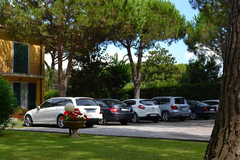 Hotel Villa Fiorisella Marina di Massa Bagian luar foto