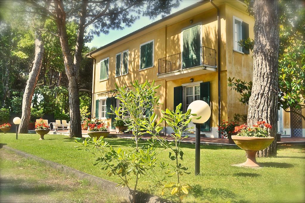 Hotel Villa Fiorisella Marina di Massa Bagian luar foto