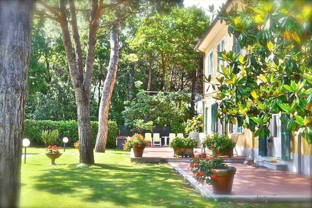 Hotel Villa Fiorisella Marina di Massa Bagian luar foto