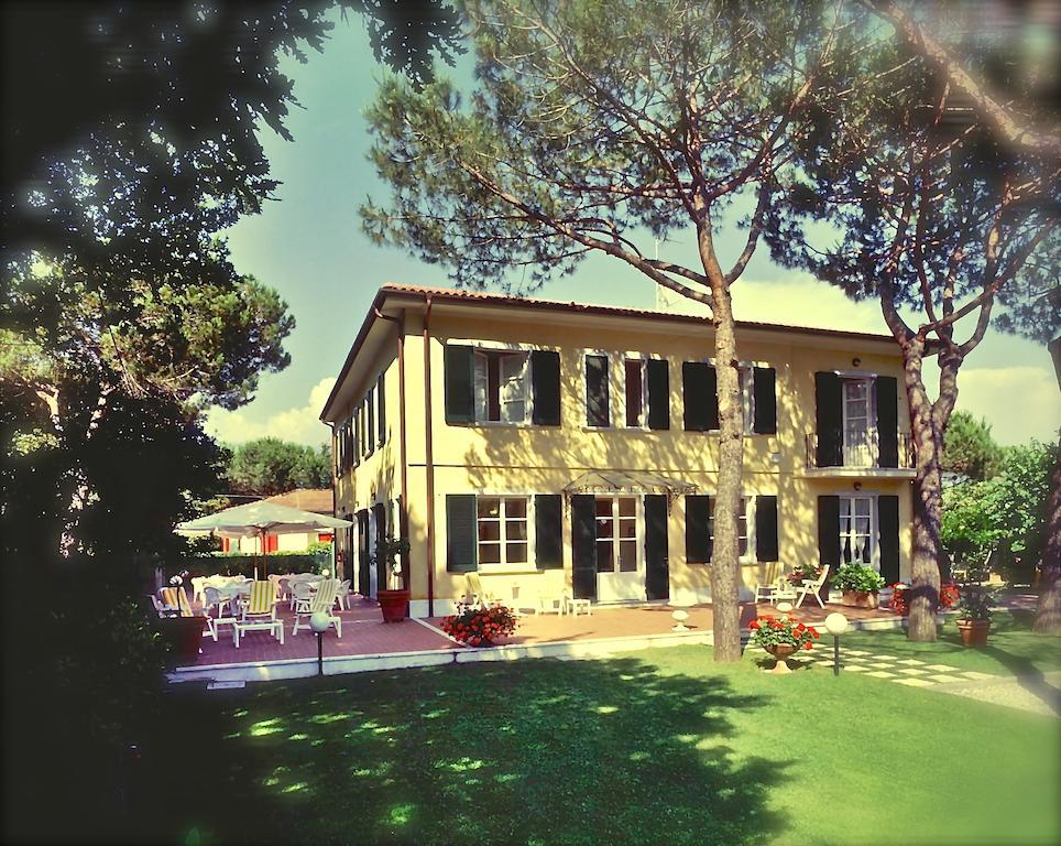 Hotel Villa Fiorisella Marina di Massa Bagian luar foto