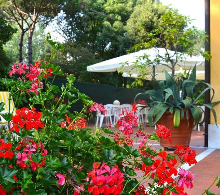 Hotel Villa Fiorisella Marina di Massa Bagian luar foto